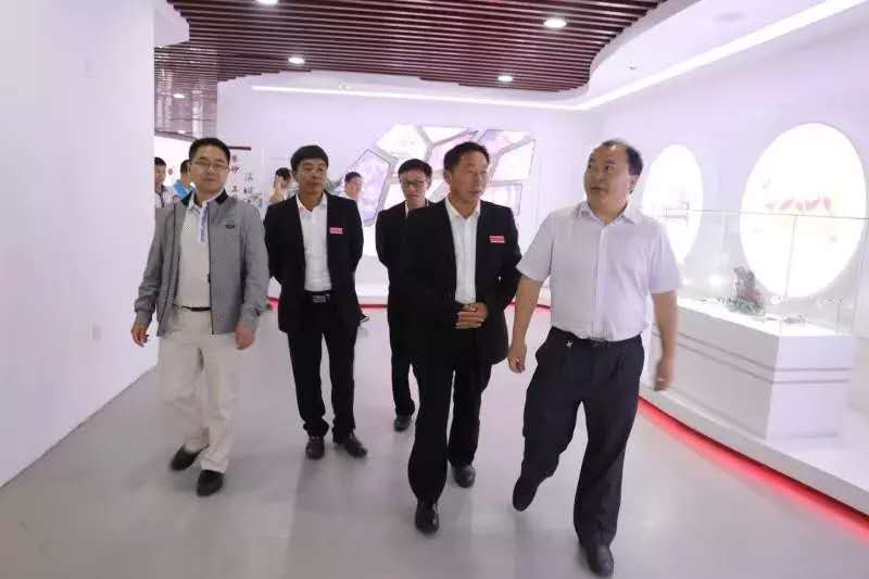 貴州省發(fā)改委張芳仲處長(zhǎng)一行到朱砂古鎮(zhèn)調(diào)研