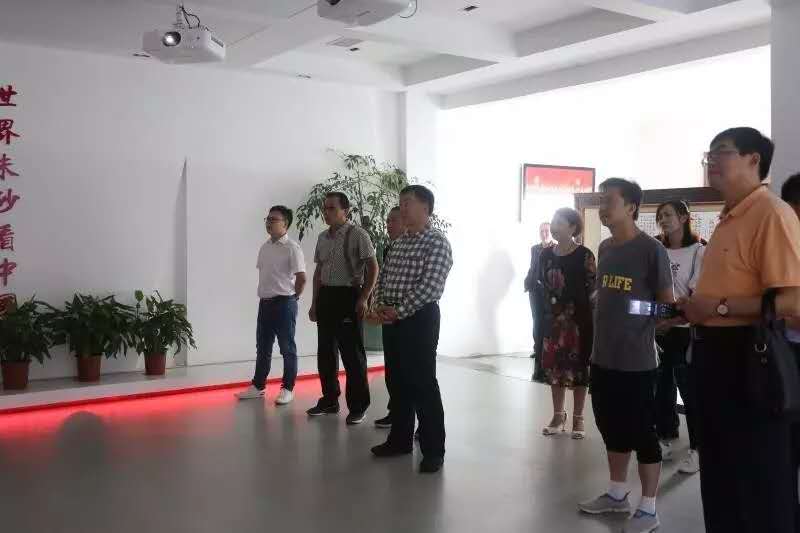 內(nèi)蒙古自治區(qū)滿洲里市人大常委會主任 郭錦銘一行到朱砂古鎮(zhèn)考察