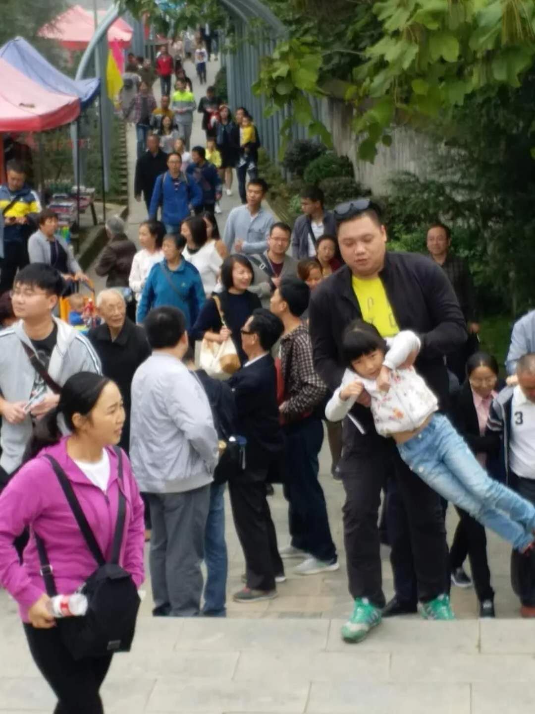 國(guó)慶黃金周第六天一一朱砂古鎮(zhèn)游客旺盛