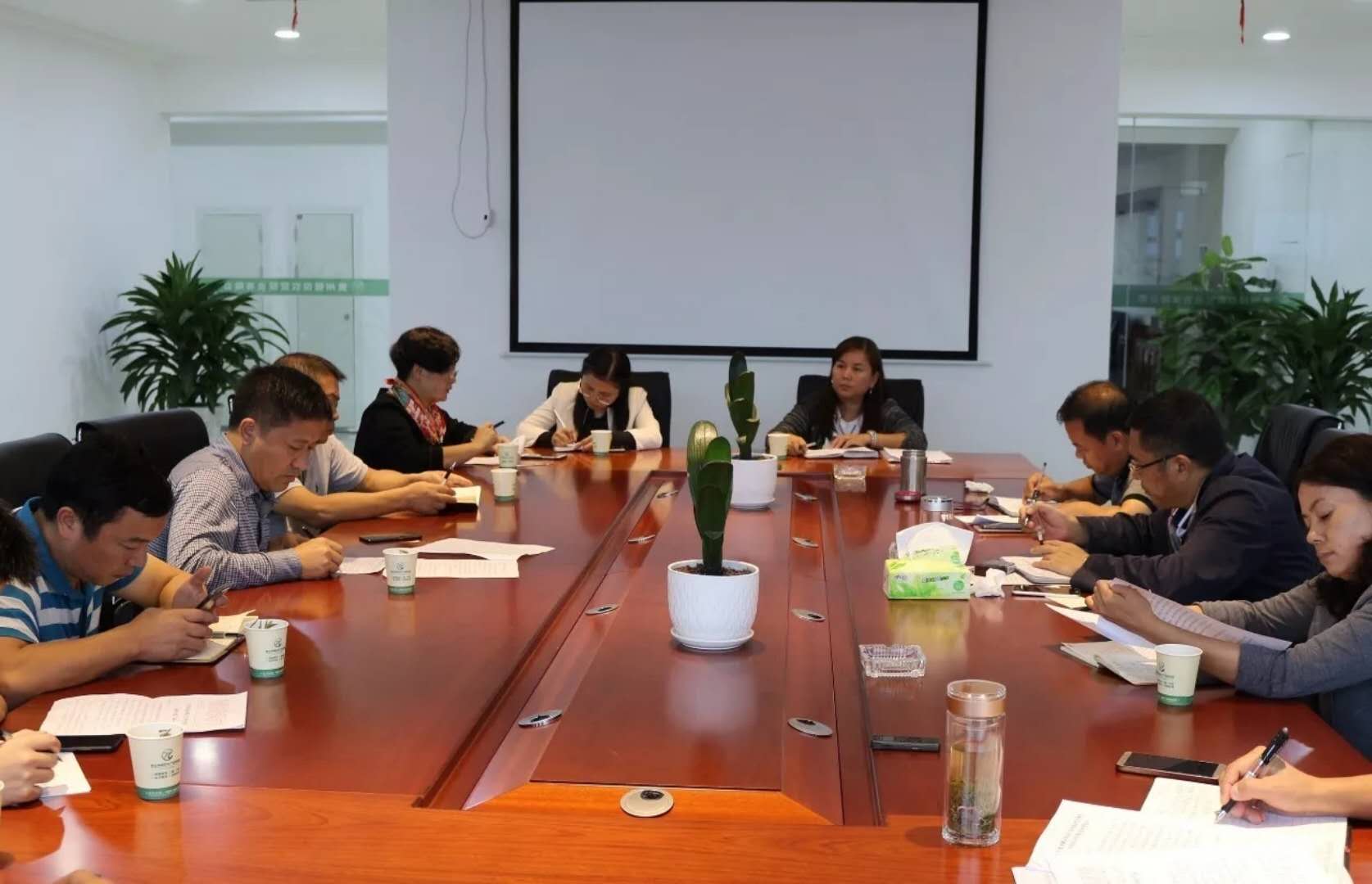 貴州凱里市王建勇副市長(zhǎng)就加快銀田農(nóng)產(chǎn)品物流園的建設(shè)主持召開(kāi)現(xiàn)...