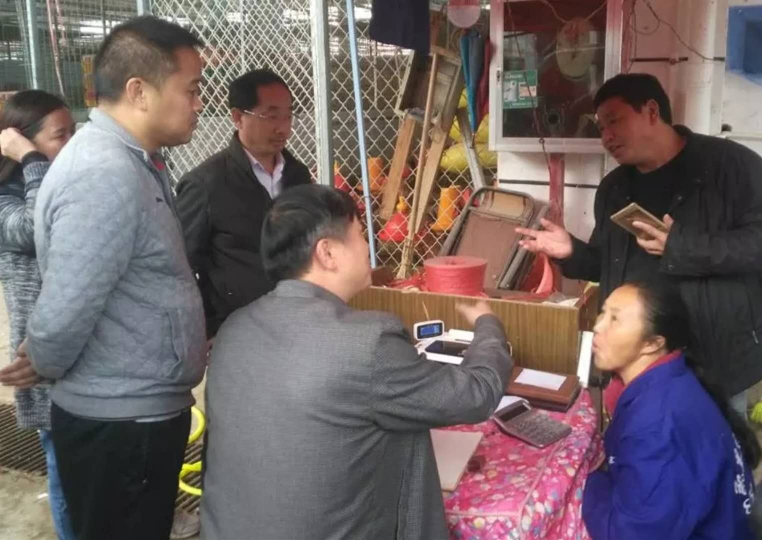 黔東南州州農(nóng)委主任王輝于一行到貴州銀田農(nóng)產(chǎn)品物流園就預(yù)防禽流...