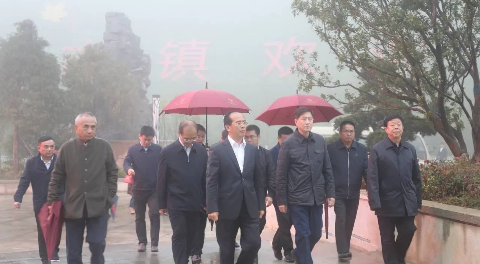 國(guó)家旅游局副局長(zhǎng)王曉峰一行到朱砂古鎮(zhèn)調(diào)研指導(dǎo)