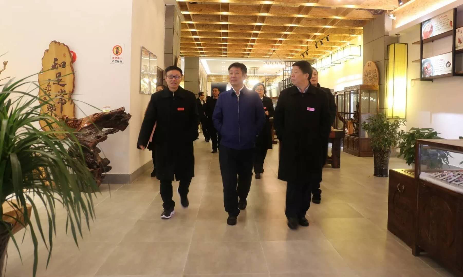 銅仁交通旅游投資公司蔡江董事長(zhǎng)一行到朱砂古鎮(zhèn)考察