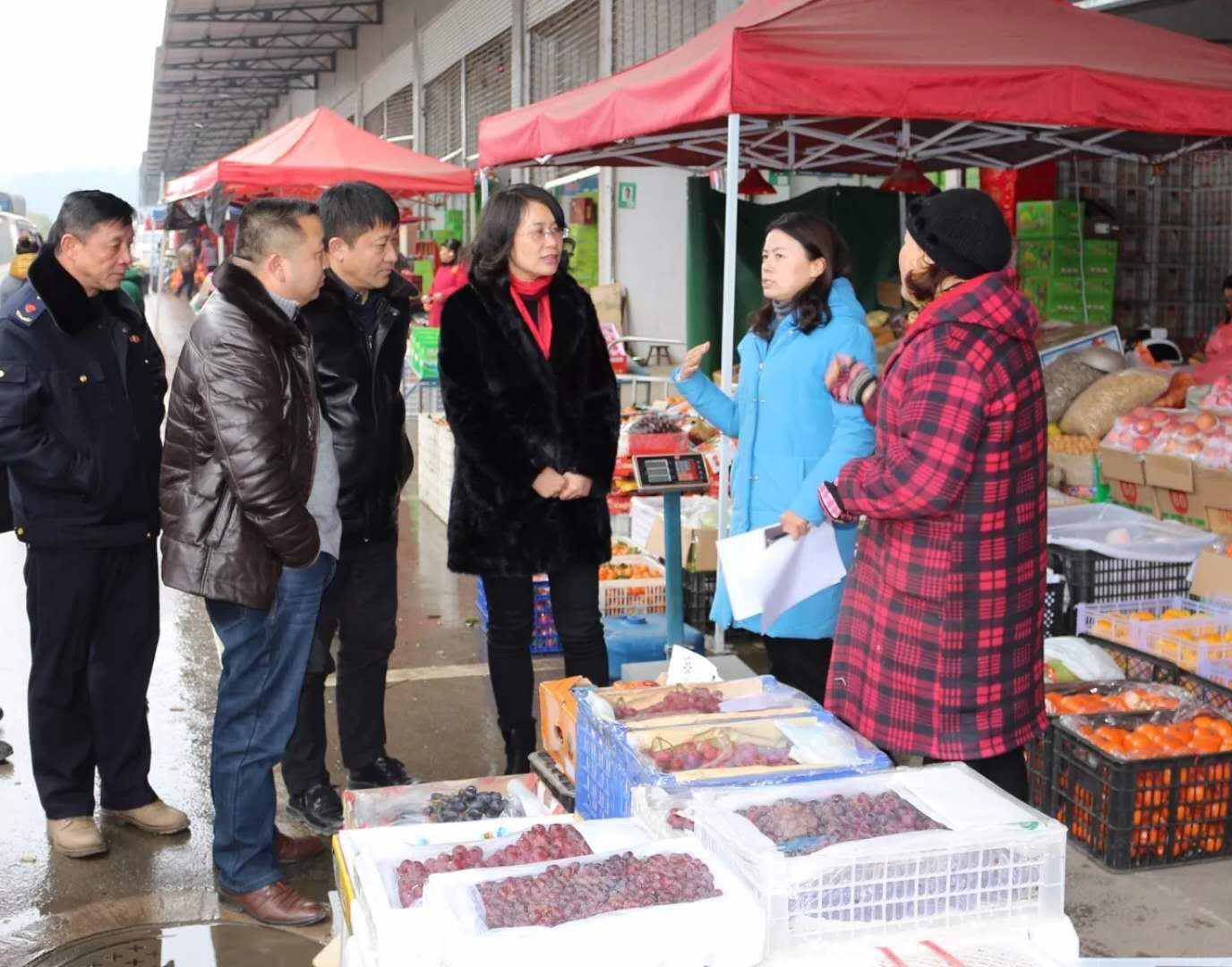 凱里市委副書記朱漢琴率隊檢查貴州銀田凝凍期間農(nóng)產(chǎn)品保供穩(wěn)價工...