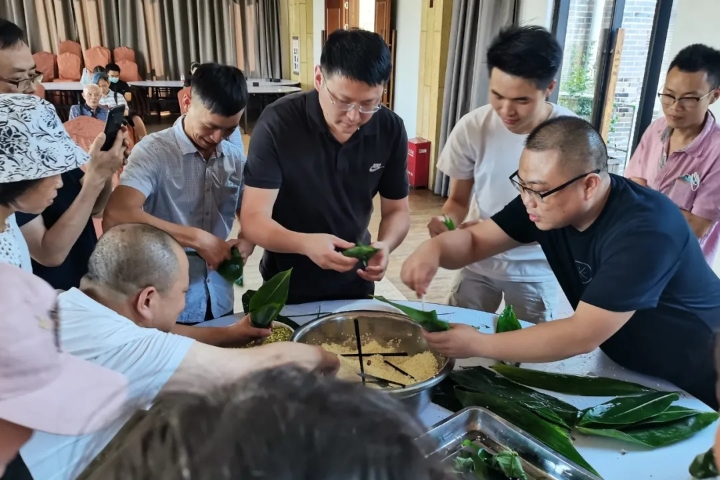 慶端午 朱砂古鎮(zhèn)舉行游客包粽子比賽活動